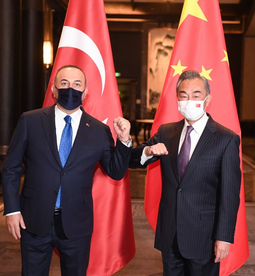 1月12日，国务委员兼外长王毅同土耳其外长查武什奥卢在江苏无锡举行会谈