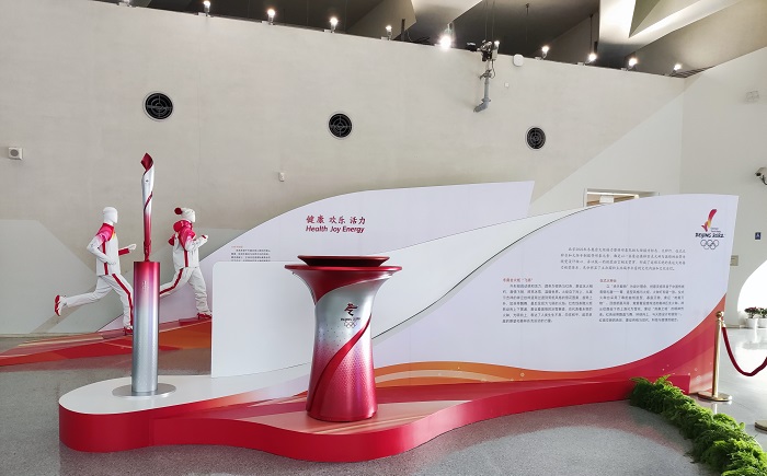 图为在北京奥林匹克塔展出的“飞扬”火炬。(陈菲 摄)