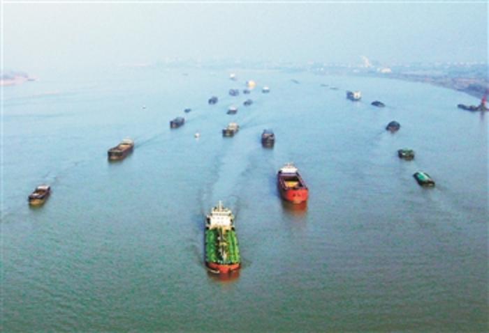 长江黄金水道航运忙