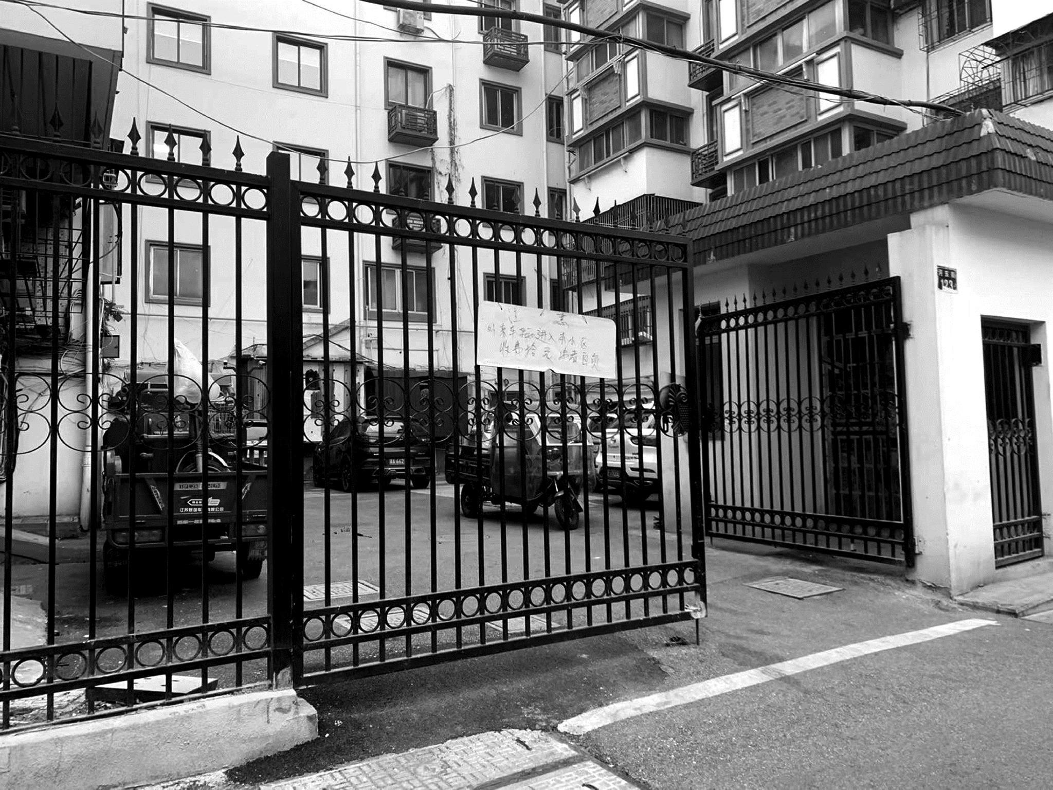 老楼门口能建一堵墙或一道铁门么