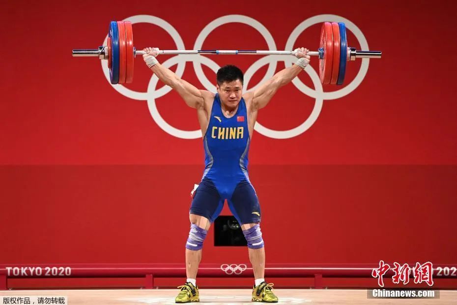 37岁的中国选手吕小军以抓举170公斤,挺举204公斤,总成绩374公斤的
