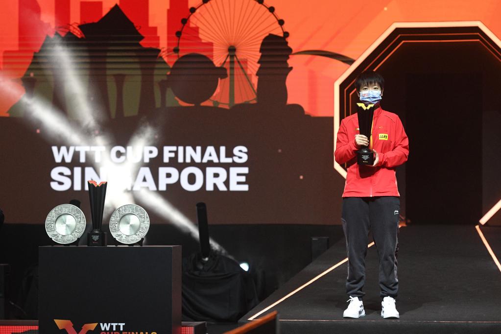 　　2021年12月7日，孙颖莎在授奖典礼上。新华社发（邓智炜摄）