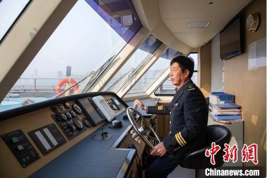 船长范树军掌舵注视前方 鹿城区摄影家协会供图