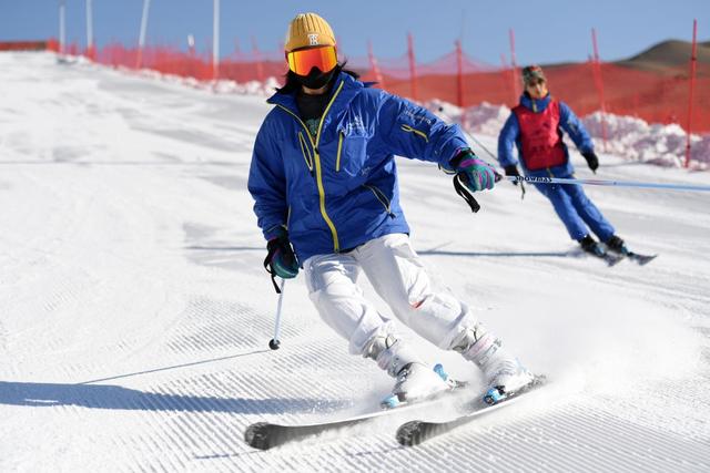 央媒看甘肃全民健身祁连山下冰雪热