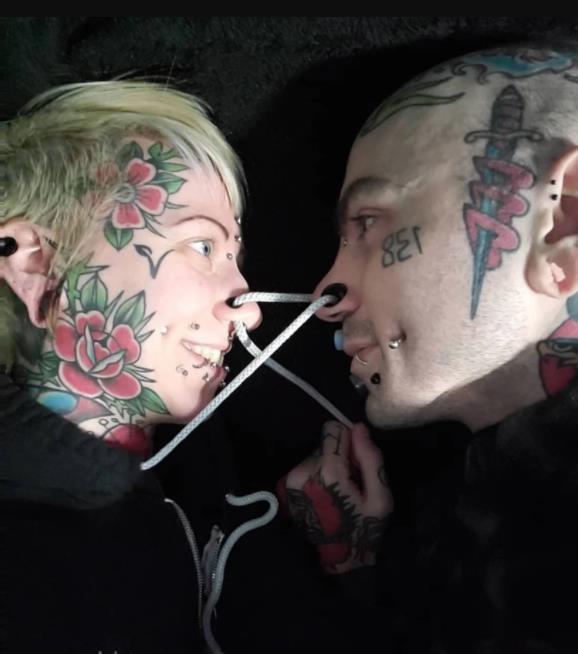 独特方式展示爱意外国一对情侣用绳子穿过两人鼻子