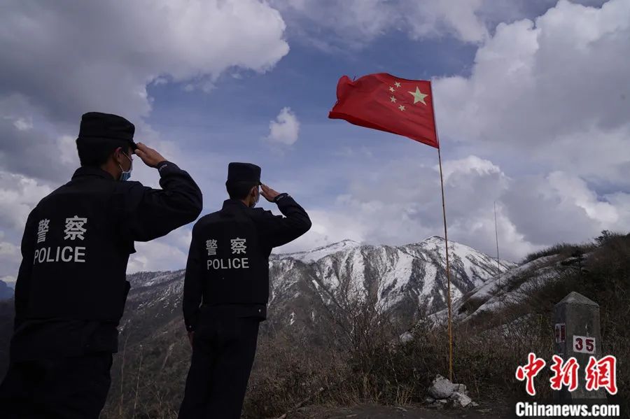 图为民警向国旗敬礼.怒江边境管理支队 供图