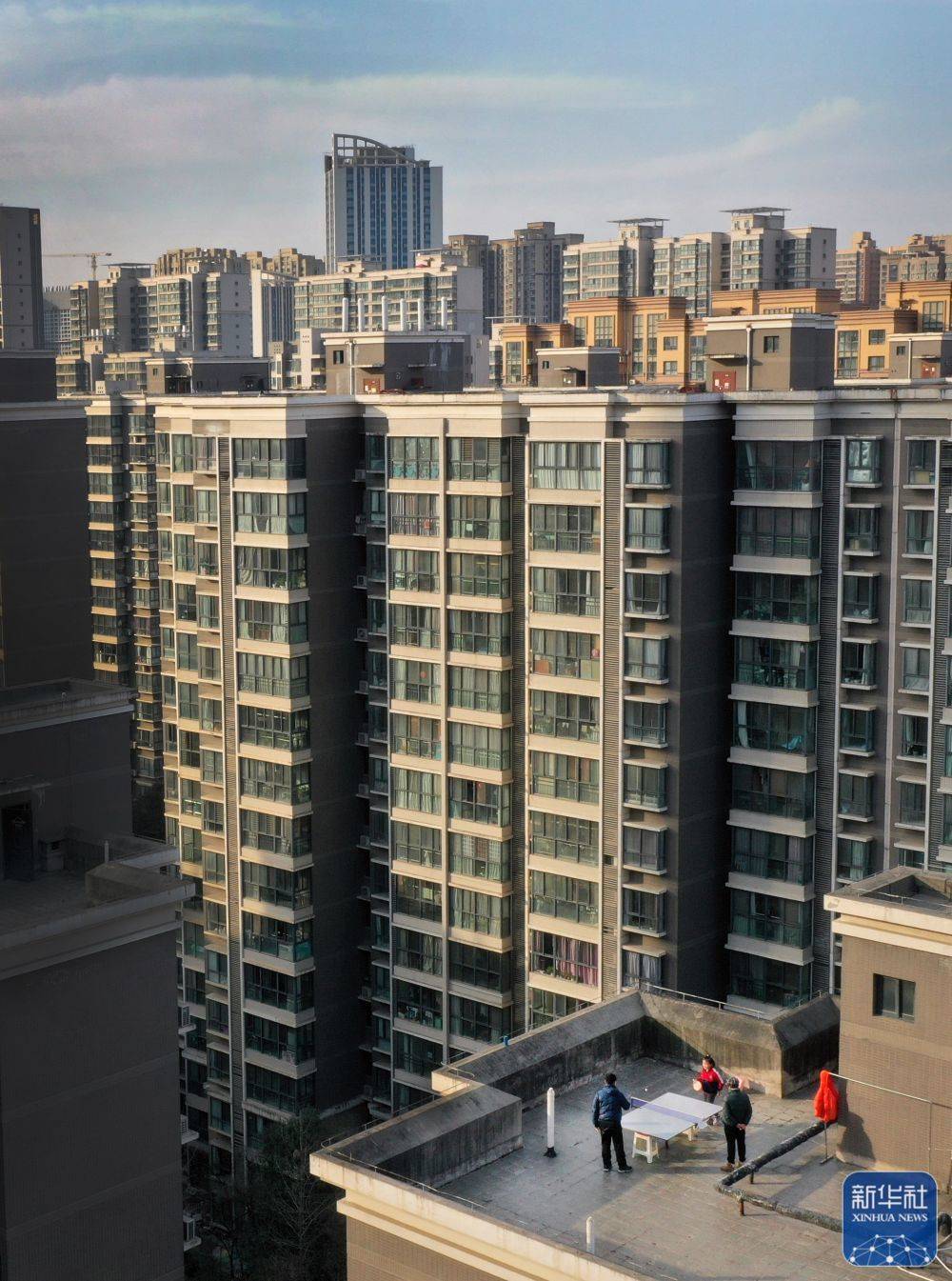 1月13日,西安市一小区居民在楼顶上打乒乓球(无人机照片).