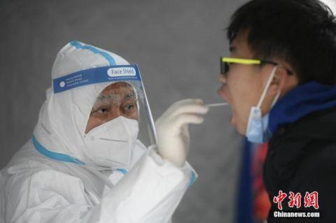 资料图：在天津西青区大寺镇疫情管控区内，一位市民正在进行核酸检测。 中新社记者 佟郁 摄　　两日三地报告奥密克戎