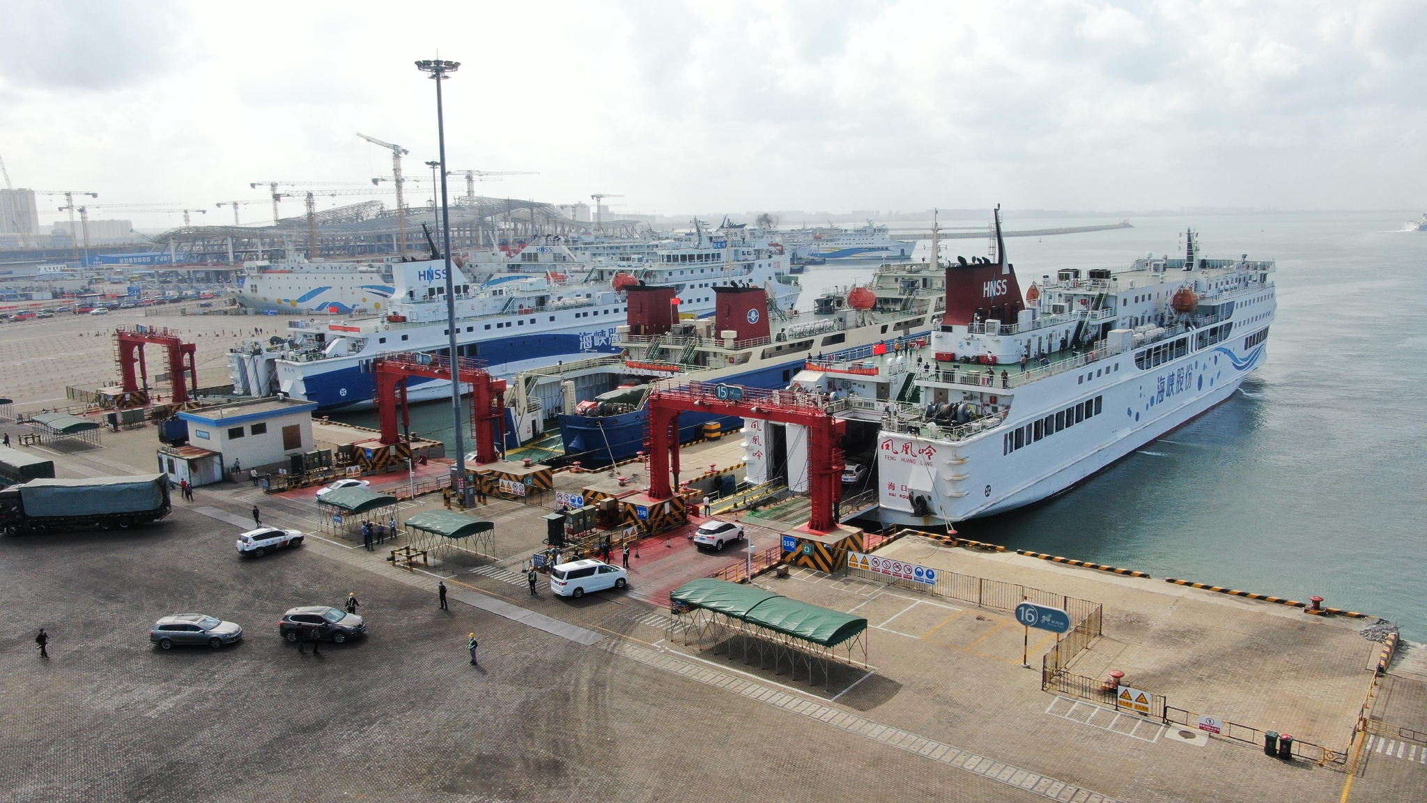 1月16日上午,海南海事部门执法人员对停靠在海口新海港的"白石岭"轮