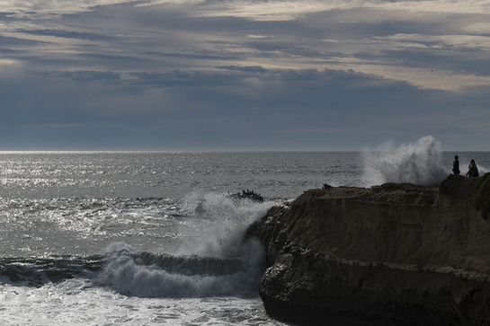 人们在美国加利福尼亚州圣克鲁斯观察巨浪。新华社/美联