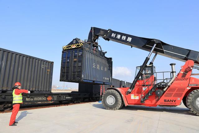 组图东营港疏港铁路首列集装箱列车开行