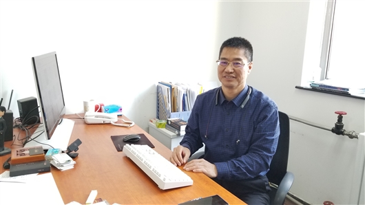 张振涛在办公室.郑金武摄