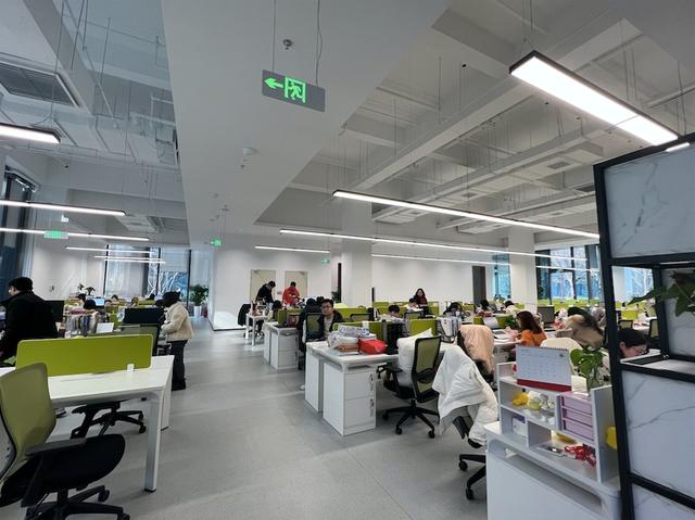 办公环境对比(上图:原上嘉物流办公室内 下图:新办公大楼内)