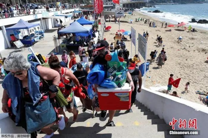 1月15日，汤加火山爆发后，智利地方当局发出海啸预警，在海岸边游玩的人们纷纷撤离。