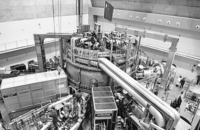 在中科院合肥物质科学研究院，研究人员正在对全超导托卡马克核聚变实验装置（EAST）进行升级改造。新华社发