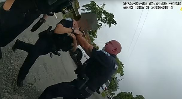 美警执法越界 女警阻止反被其掐住喉咙推撞在警车上