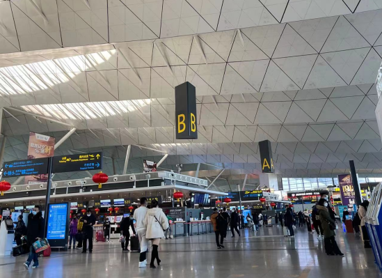 “实探春运首日：高铁、机场客流平稳，多家上市公司强化保障，助力旅客返乡