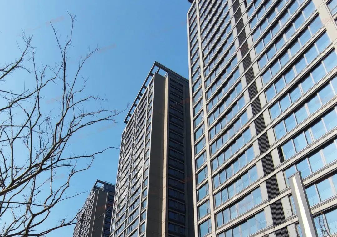 已经施工完成的外立面,材质为玻璃 铝板 真石漆,图片来自:莫非