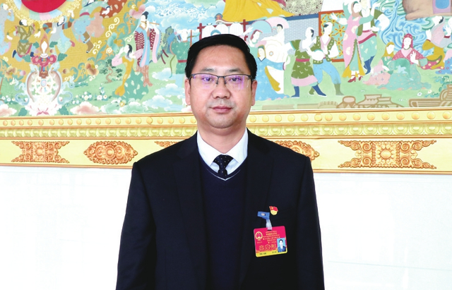 「聚焦两会」努力跑出贵南发展"加速度"