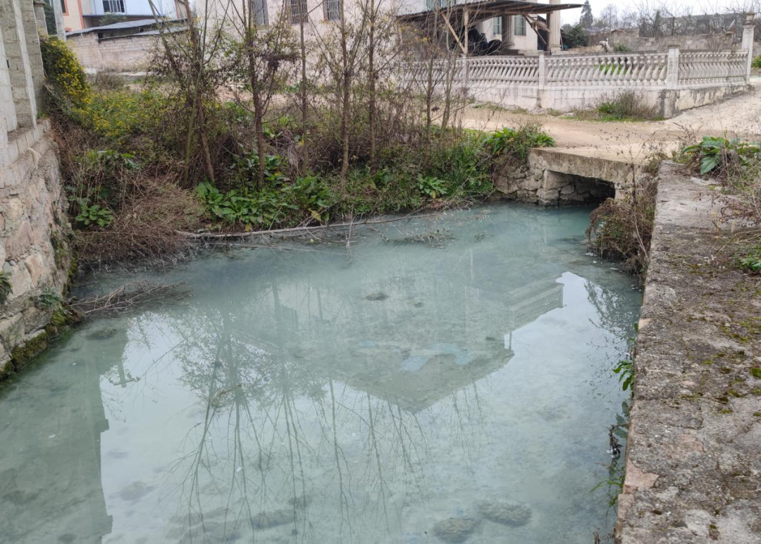 图3  2021年12月19日，督察组现场督察发现，毛栗河污染依然严重，监测结果显示，水体氨氮、氟化物浓度分别超地表水Ⅲ类标准3倍、1倍