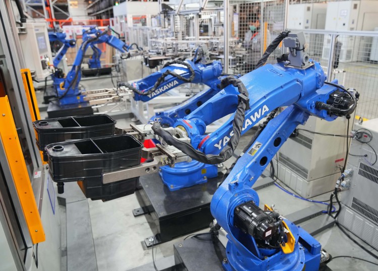 廊坊经济技术开发区一家汽车配件企业的机器人在工作中。新华社记者杨世尧摄