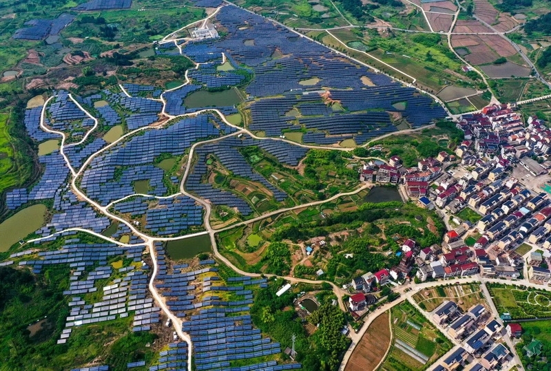 空中俯瞰浙江金华东阳市六石街道夏溪潭村农光互补光伏发电项目,和