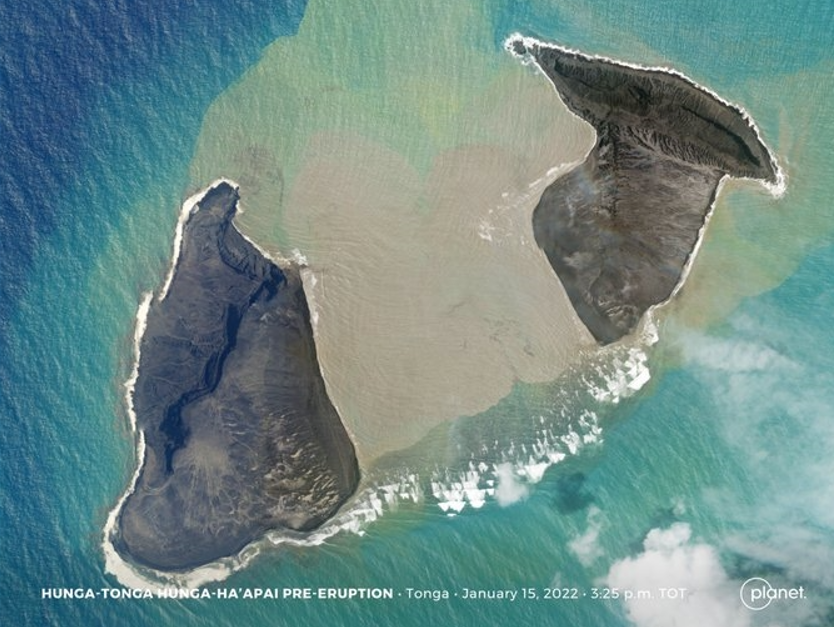 （火山爆发两小时前的洪阿哈阿帕伊岛，来源：Planet、社交媒体）