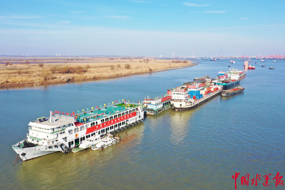 探访长江最大水上服务区:停船加油还能逛个街