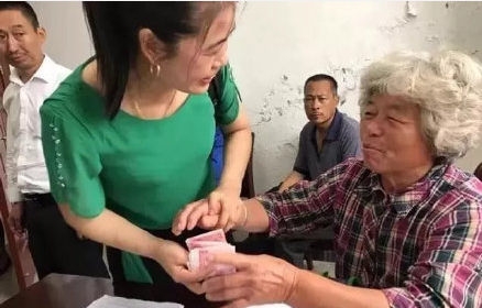 ·债主被感动，要给丛慧玉钱，丛慧玉坚持不收。