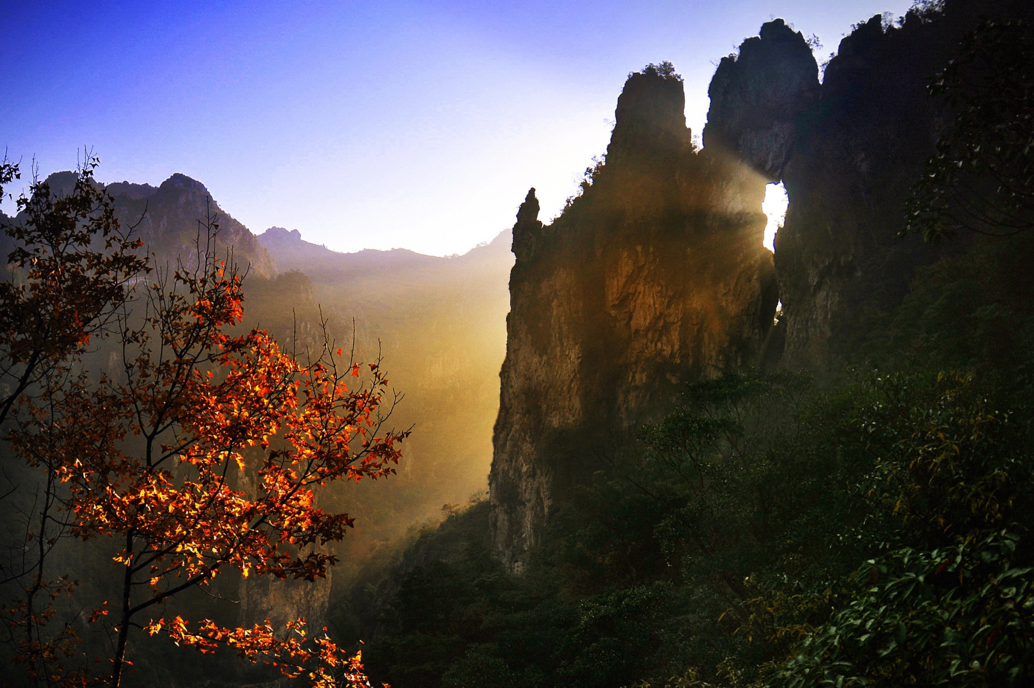 屬山嶽型風景區,分東西洞景區,順溪景區,明王峰景區,碧海天城景區,赤