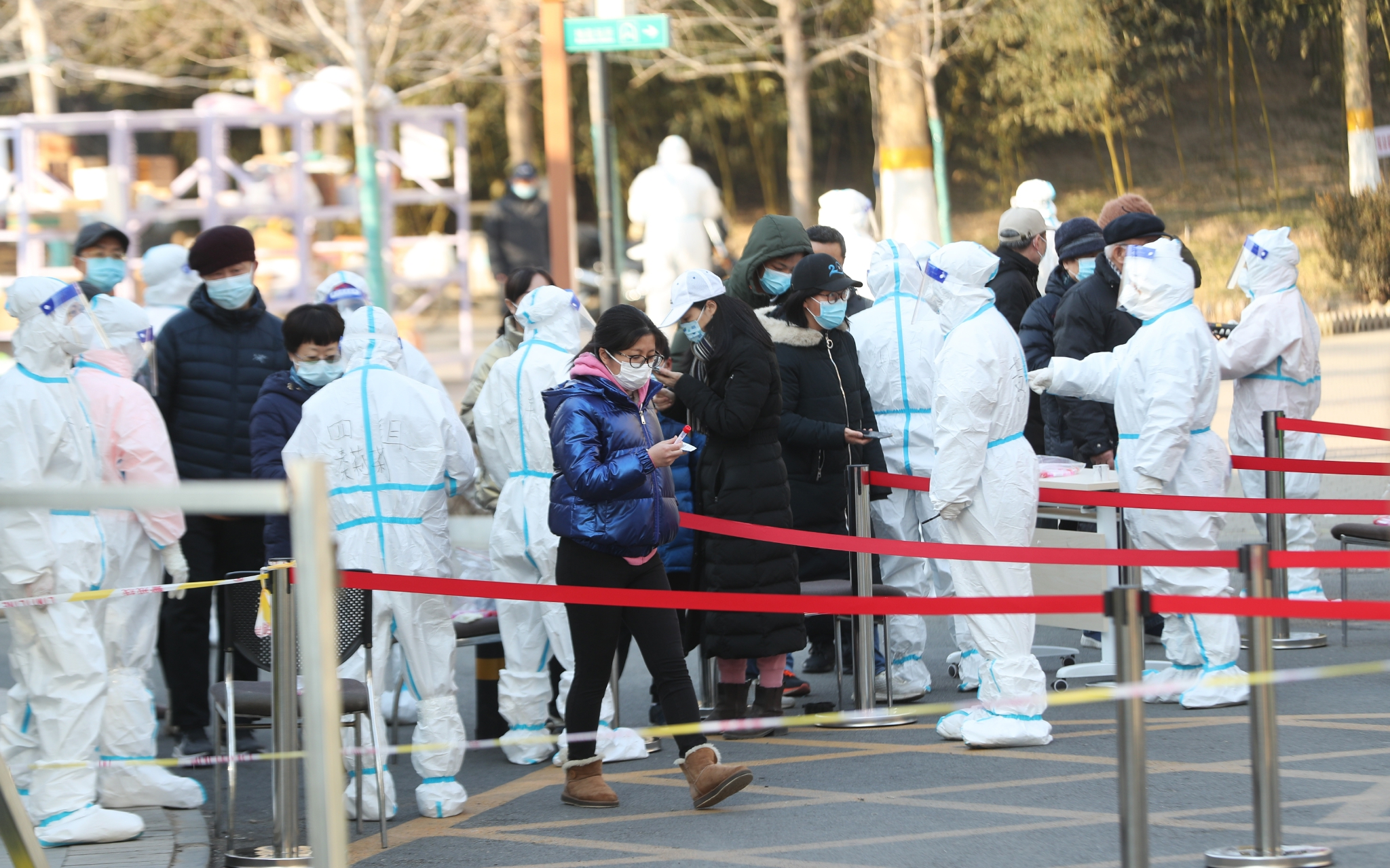1月18日，博雅西园小区居民排队进行第二轮全员核酸检测。中国日报记者 邹红 摄