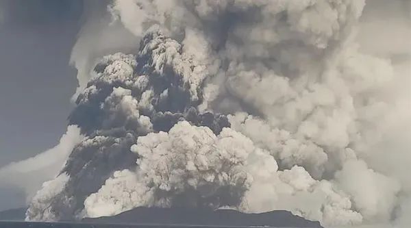 南太平洋岛国汤加一座海底火山喷发，图源：央视