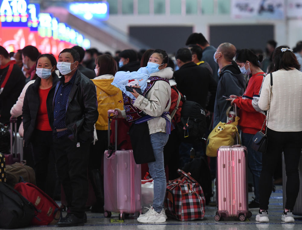 　　1月17日，旅客在深圳北站候车。新华社记者梁旭摄