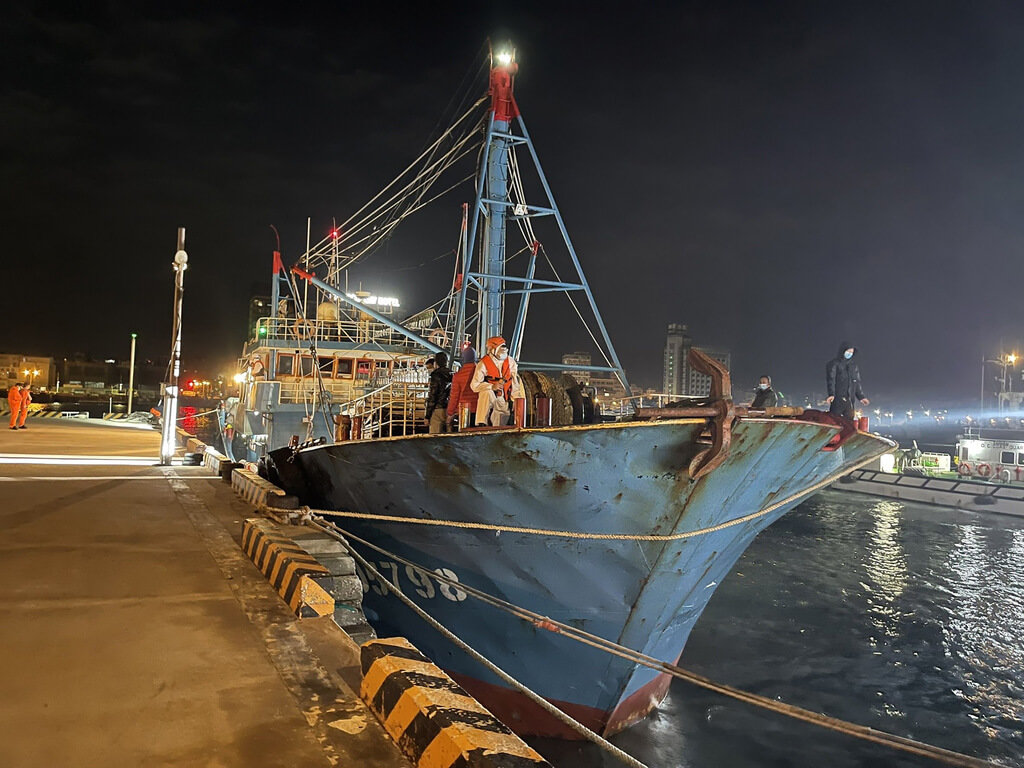 台当局又以"越界"为由扣押大陆渔船 渔民拿扫把自卫