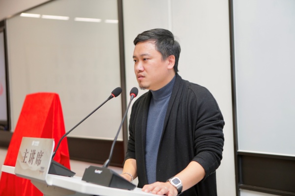 图2 乐成集团党委书记,企业管理部总监黎超介绍 "一老一小的乐成实践"