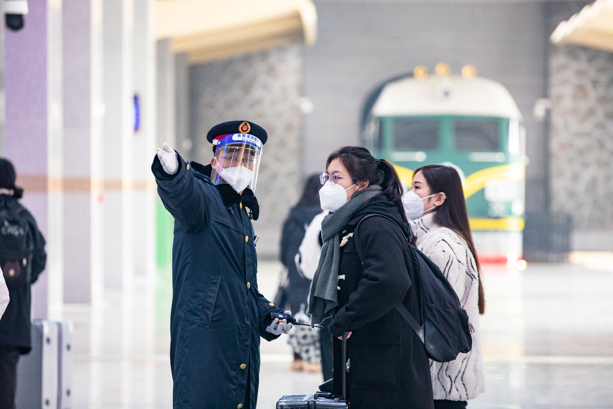 西安火车站工作人员为返乡高校学生提供乘车引导.(照片由受访者提供)