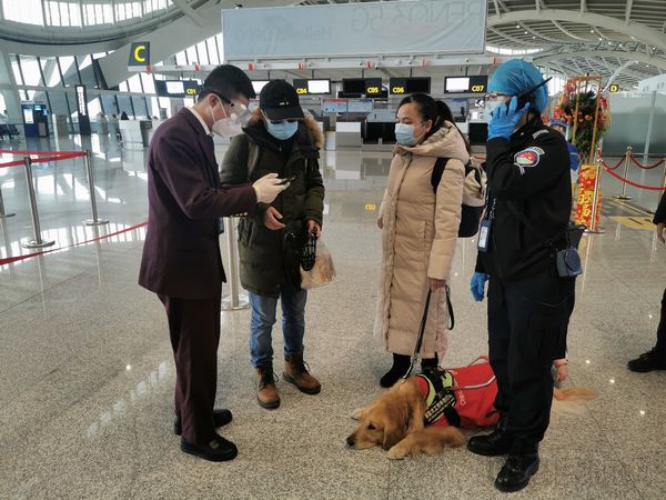 桂林航空地服工作人员帮助旅客办理相关手续