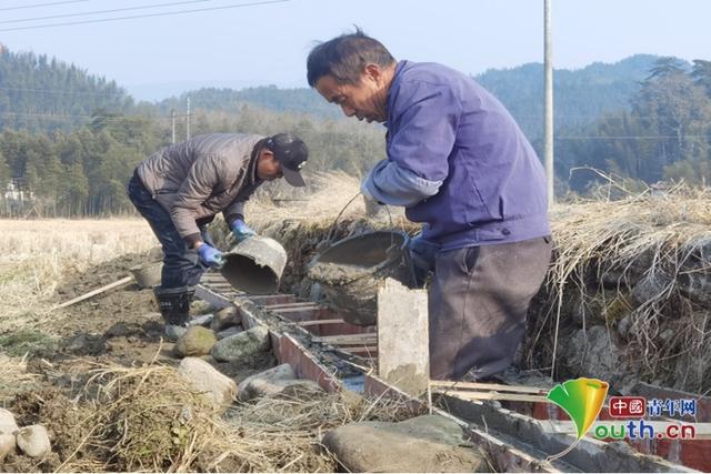 施工现场,大型挖掘机正在田间穿梭着开沟挖渠,平整土地…在寒冷的