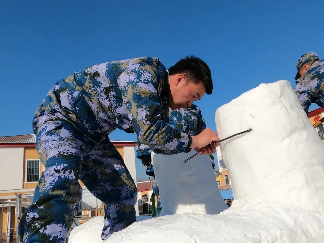 军味儿雪雕来啦看兵哥哥们隔空喊话助力冬奥