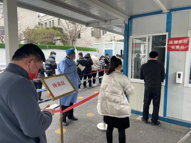今天一早,金山区亭林医院门口外面等待核酸采样的人员就排起了长长的