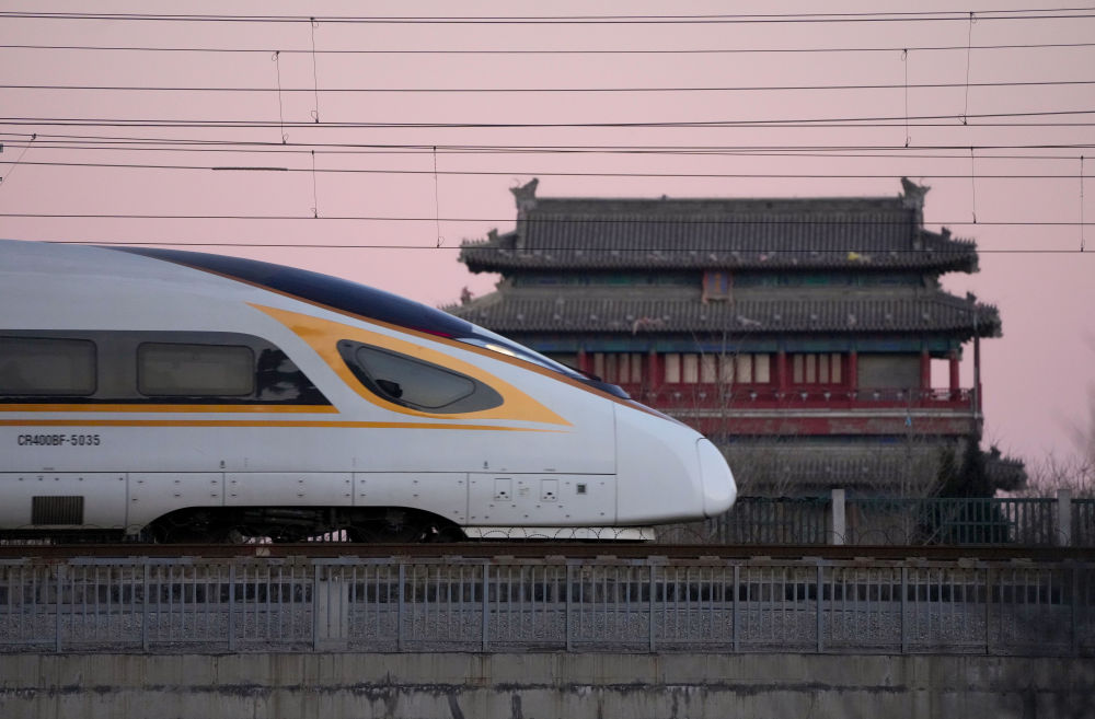 　　1月17日清晨，一列动车组列车驶过北京永定门城楼。新华社记者邢广利摄