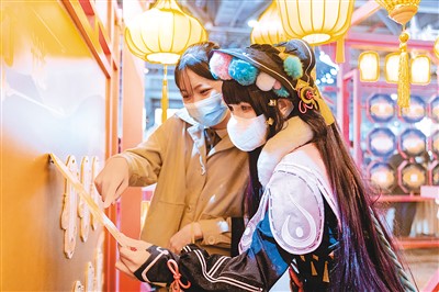 在日前举办的广州“萤火虫”线下动漫展会上，《原神》爱好者身着“云堇”角色扮演服装游玩。