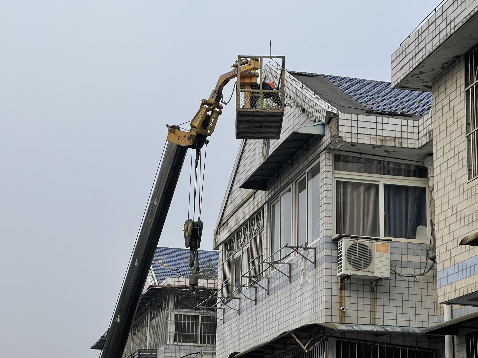 维修人员正在大舞台小区高空作业.&nbsp; 同乐园社区供图