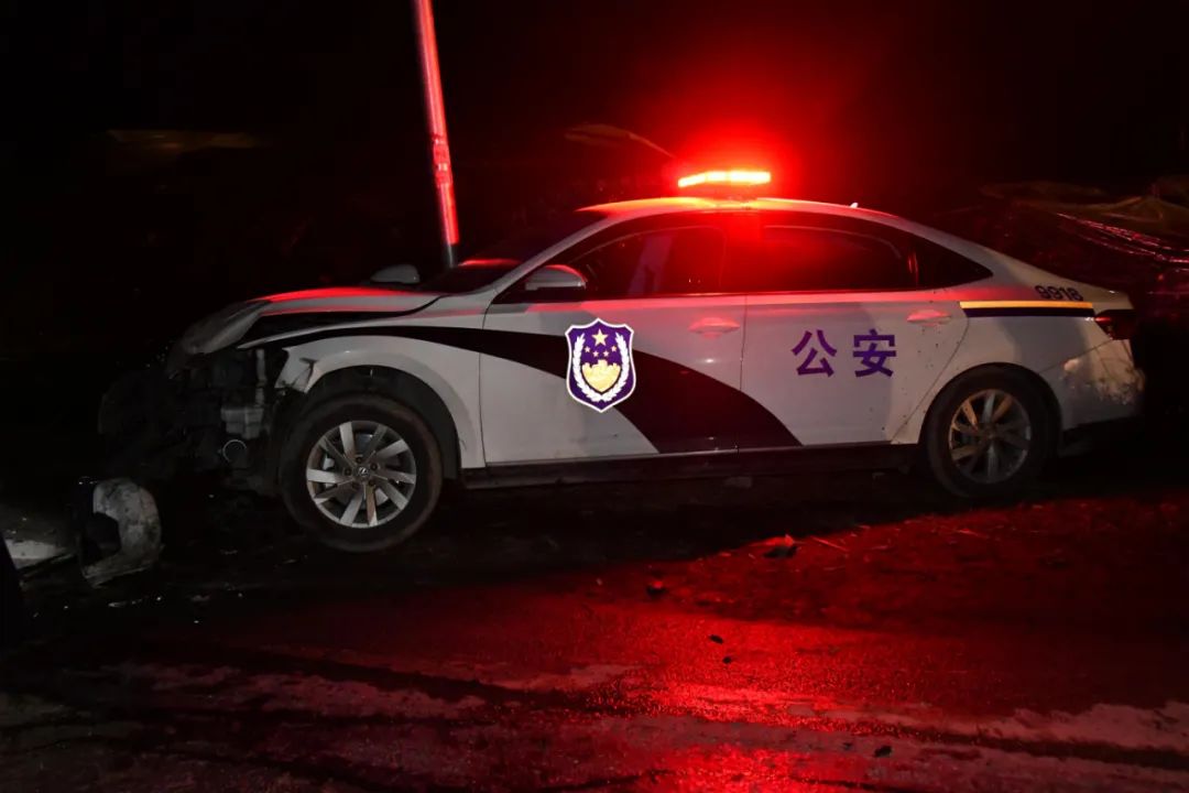 事发深夜这辆火车把警车都撞烂了