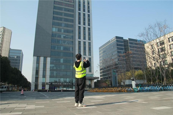 ▲经实地测试,北斗探针在非遮挡的城市环境中,可以在10秒左右达到固定解,水平定位精度5.8厘米