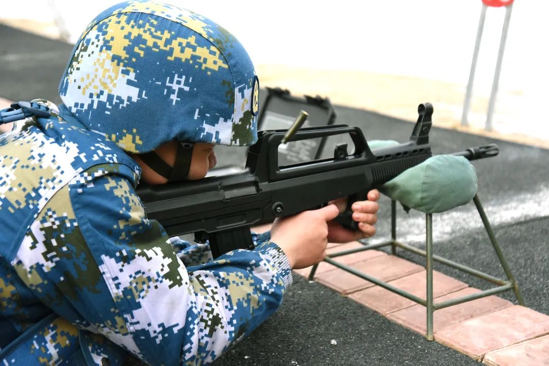"每双眼睛里都充满着自信"三点一线"的尽头"卧姿装弹,开始射击"走向