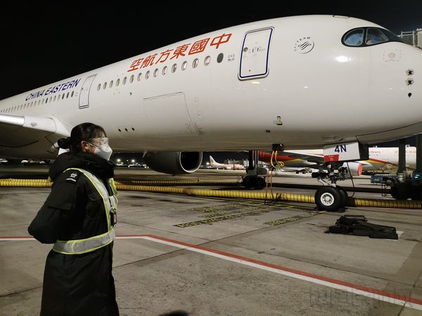 安保公司飞机监护员深夜执勤,保障航班安全运行