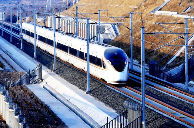 复兴号列车行驶在京张高铁宣化段.图/ic photo