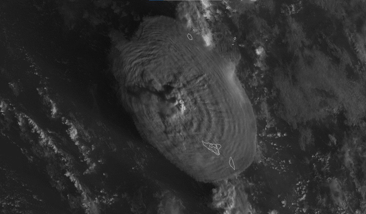 当地时间2022年1月13日，美国国家海洋和大气管理局（NOAA）运用气象卫星捕捉到发生在汤加的火山爆发瞬间。（图片来源：东方IC）