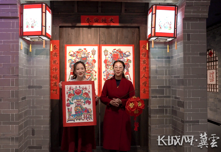 长城新媒体记者梦婷与武强年画博物馆馆长李丽在民俗展厅为大家展示